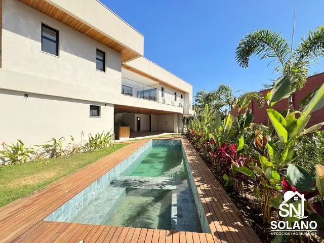 Imagem: A casa possui 4 Dormitórios, 4 Suítes, 4 Banheiros, 6 Vagas