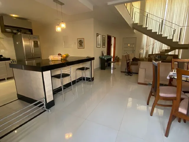 Imagem: A casa possui 5 Dormitórios, 1 Suíte, 5 Banheiros, 4 Vagas