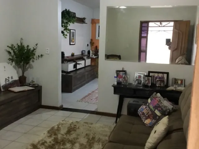 Imagem: A casa possui 4 Dormitórios, 1 Suíte, 2 Banheiros, 4 Vagas