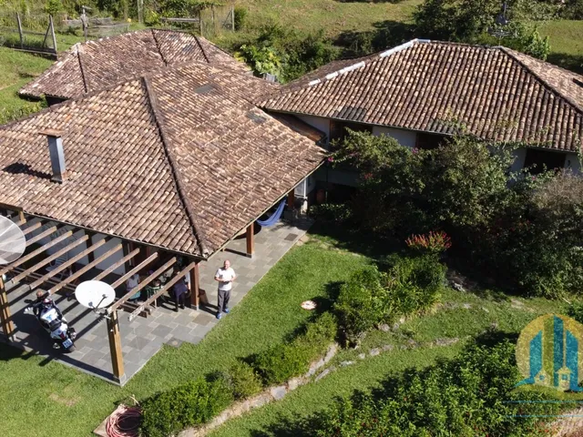 Imagem: A fazenda possui 2 Dormitórios, 1 Suíte, 1 Banheiro,