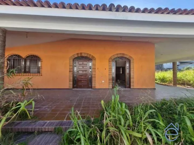 Imagem: A casa possui 3 Dormitórios, 3 Suítes, 3 Banheiros, 3