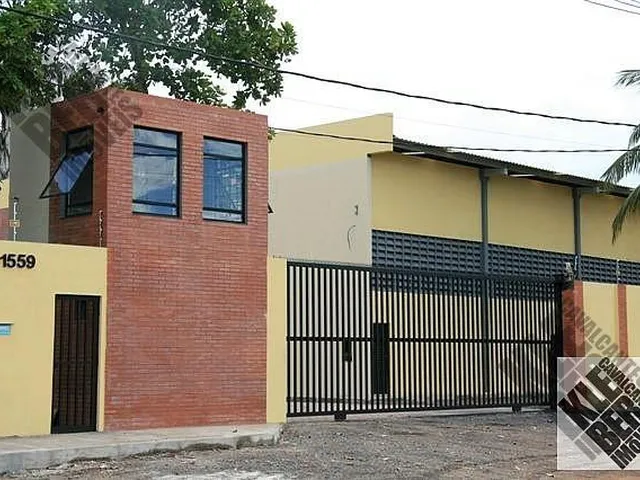 Imagem: O depósito possui 2 Banheiros, 1 Vaga na garagem, 330m²