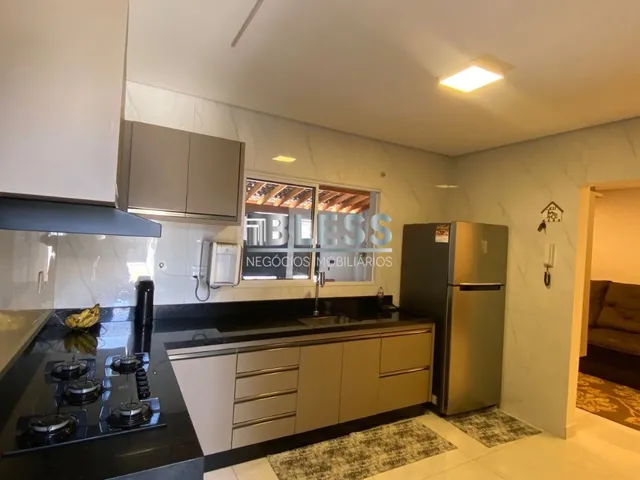 Imagem: A casa possui 3 Dormitórios, 1 Suíte, 2 Banheiros, 2
