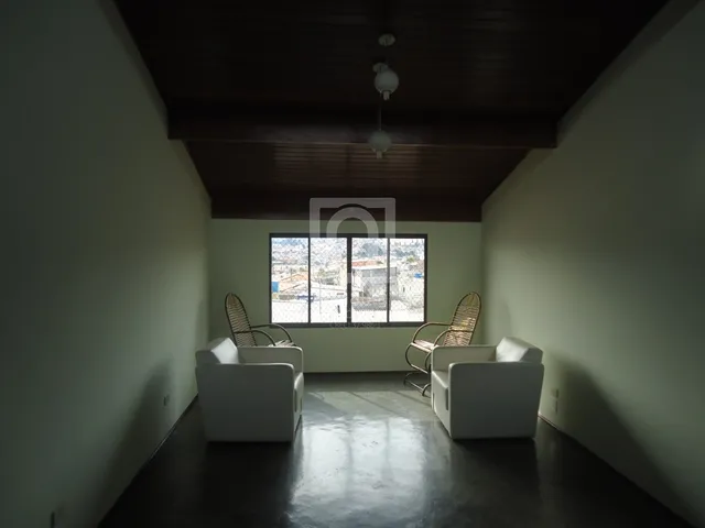 Imagem: A casa possui 3 Dormitórios, 1 Suíte, 3 Banheiros, 2