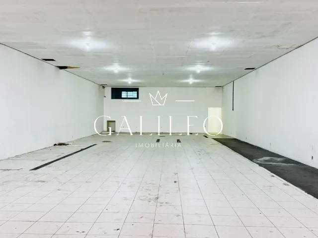 Imagem: A loja possui 2 Banheiros, 3 Vagas na garagem, 375m² de