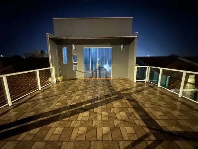Imagem: A casa possui 4 Dormitórios, 1 Suíte, 2 Banheiros, 2