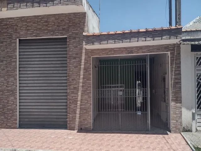 Imagem: A casa possui 3 Dormitórios, 2 Banheiros, 6 Vagas na garagem
