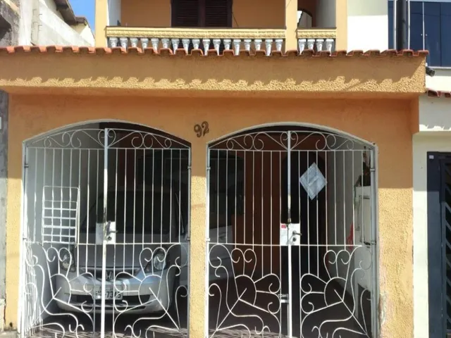 Imagem: A casa possui 3 Dormitórios, 1 Suíte, 2 Banheiros, 4