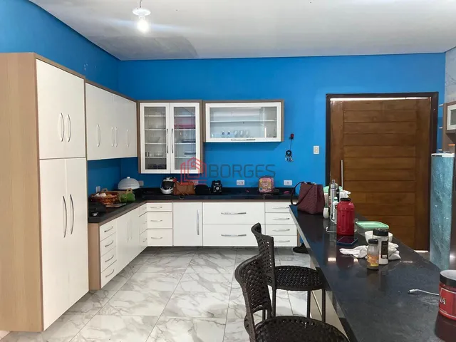 Imagem 6: Casa com 04 quartos sendo 02 suites com closet, incluindo uma master com hidro, Piscina