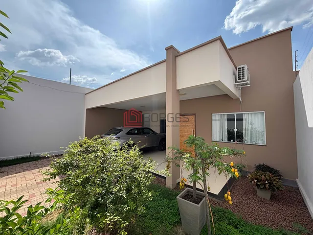Imagem: A casa possui 4 Dormitórios, 1 Suíte, 2 Banheiros, 3