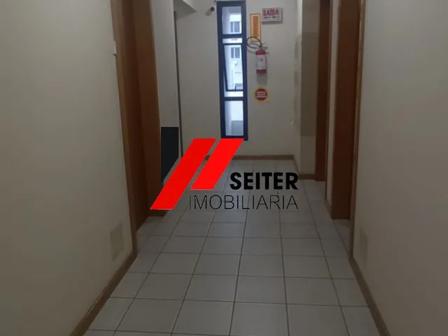 Imagem 1: Sala comercial à venda no centro de Florianópolis