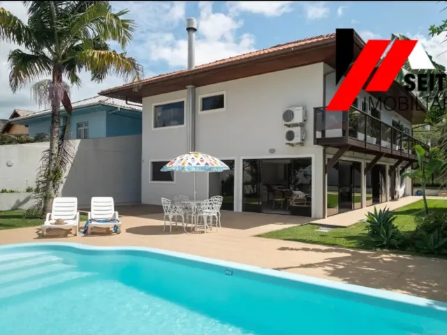 Imagem: A casa possui 5 Dormitórios, 1 Suíte, 5 Banheiros, 7