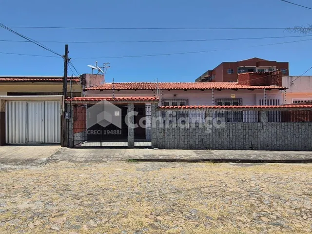 Imagem: A casa possui 4 Dormitórios, 1 Suíte, 4 Banheiros, 3