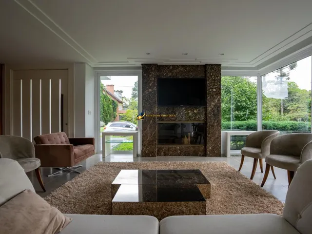 Imagem: A casa possui 4 Dormitórios, 4 Suítes, 5 Banheiros, 4