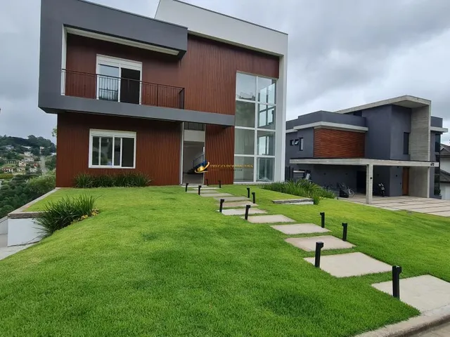 Imagem 2: Casa de Luxo em Gramado - Condomínio Alphaville com Área de Lazer Completa