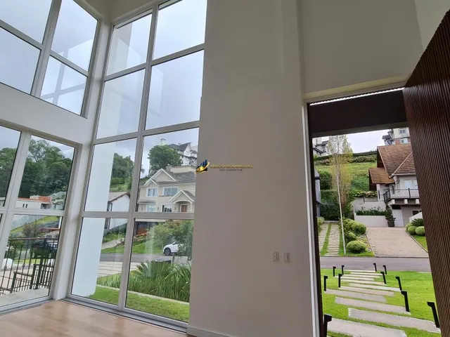 Imagem 8: Casa de Luxo em Gramado - Condomínio Alphaville com Área de Lazer Completa