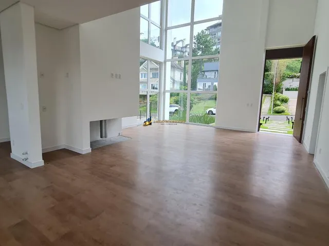 Imagem 11: Casa de Luxo em Gramado - Condomínio Alphaville com Área de Lazer Completa