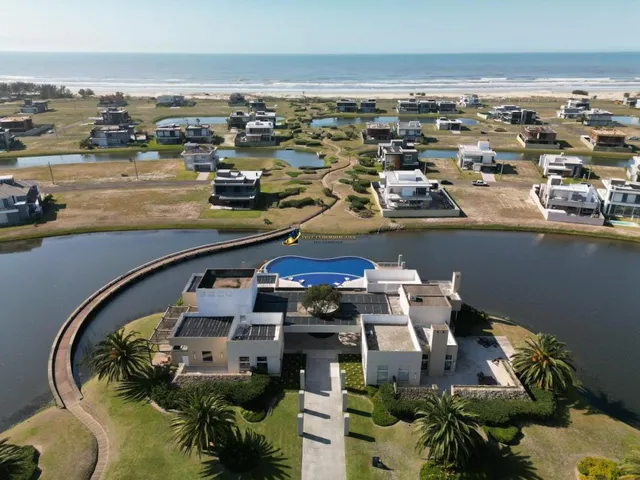Imagem 3: Linda casa Mobiliada e Decorada em Con Fech a Beira Mar de Capão da Canoa