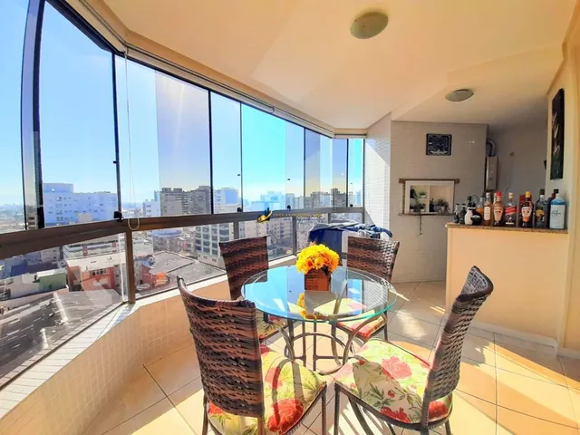 Imagem 2: Oportunidade: Apartamento Mobiliado com sacada de frente, a duas quadras do mar, em