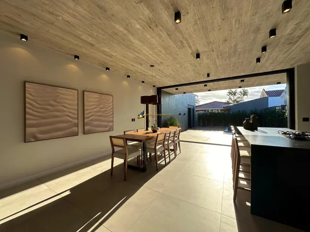 Imagem 7: Belissima casa decorada e com piscina, 4 suítes - Próximo ao mar em região nobre de