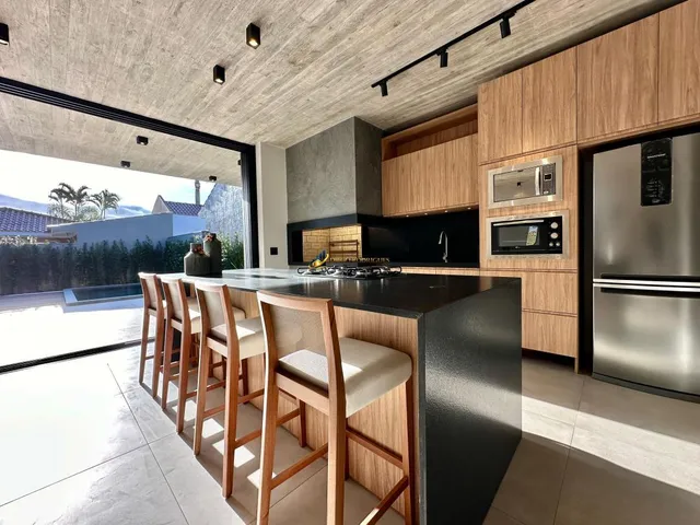 Imagem 10: Belissima casa decorada e com piscina, 4 suítes - Próximo ao mar em região nobre de