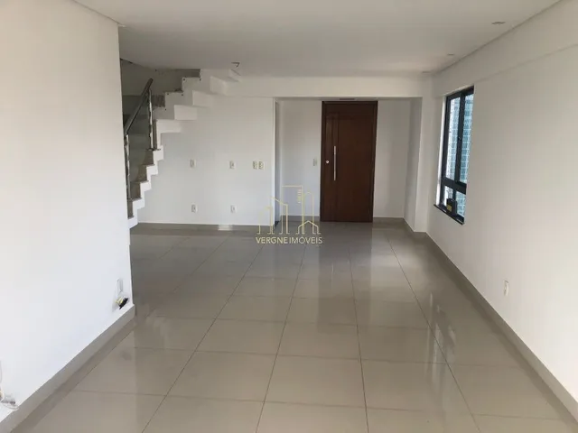 Imagem 2: Com ambientes amplos e modernos essa cobertura duplex com três suítes com espaço