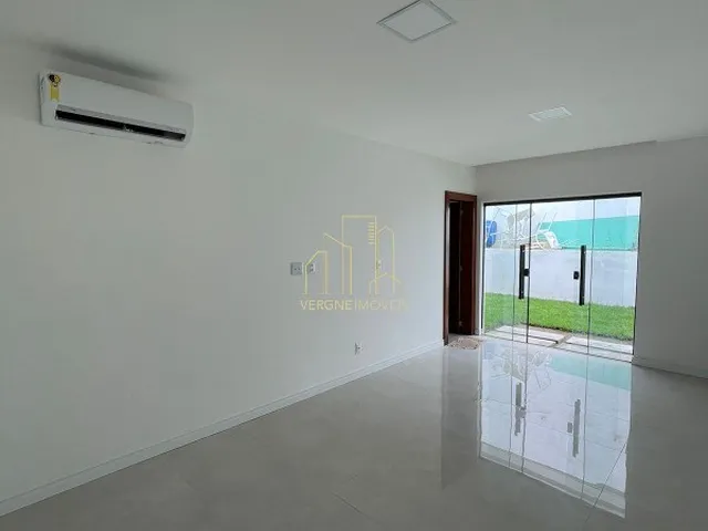 Imagem 11: Com conceito moderno e ambientes amplos essa belíssima casa com quatro suítes a venda
