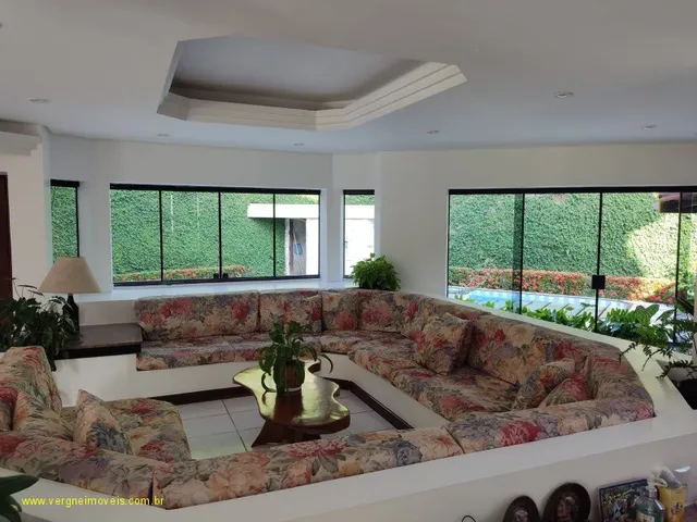 Imagem 11: Com conceito moderno e ambientes amplos essa belíssima casa com quatro suítes a venda