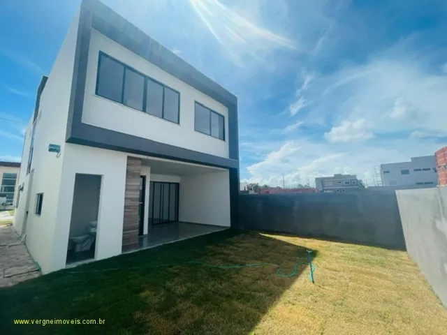 Imagem 2: Com conceito moderno e ambientes amplos essa belíssima casa em condomínio fechado com