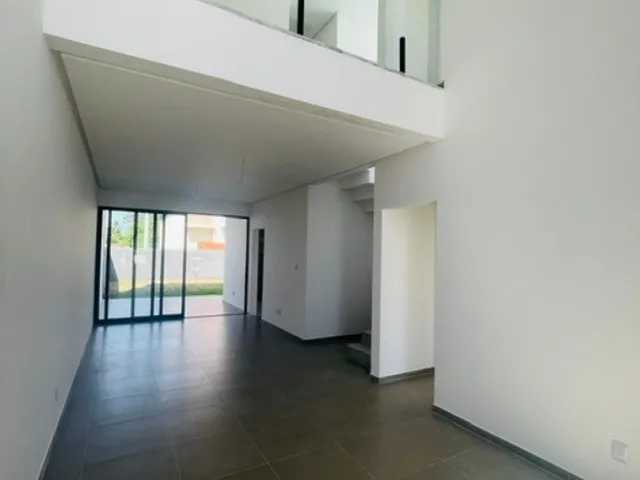 Imagem 5: Com conceito moderno e ambientes amplos essa belíssima casa em condomínio fechado com