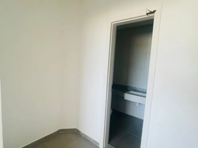 Imagem 14: Com conceito moderno e ambientes amplos essa belíssima casa em condomínio fechado com
