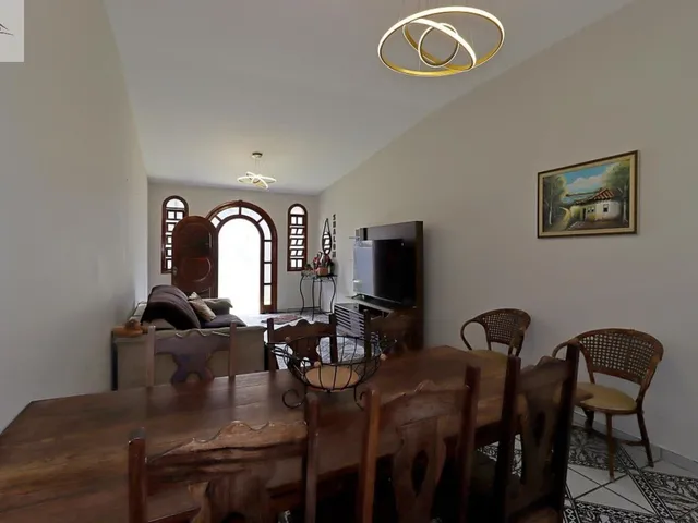 Imagem: A casa possui 5 Dormitórios, 2 Suítes, 5 Banheiros, 5 Vagas