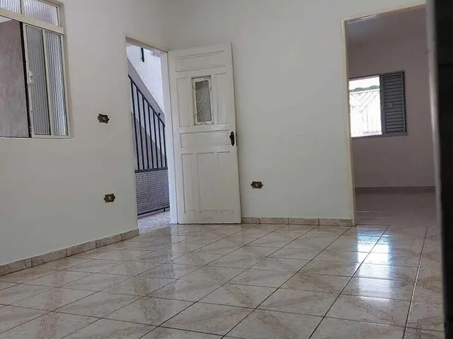 Imagem: A casa possui 4 Dormitórios, 2 Banheiros, 2 Vagas na