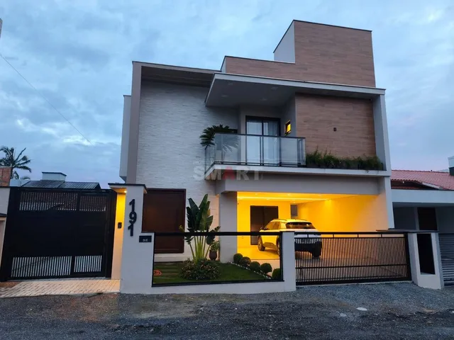 Imagem: Casa de Alto Padrão com Edícula no Bairro