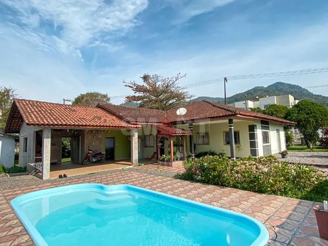 Imagem: A casa possui 4 Dormitórios, 2 Banheiros, 2 Vagas na