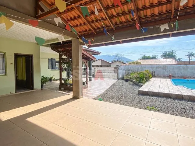 Imagem 10: Casa de Esquina com Piscina e 4 Quartos