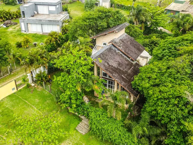 Imagem: Encantadora Casa à Venda na Praia do Rosa