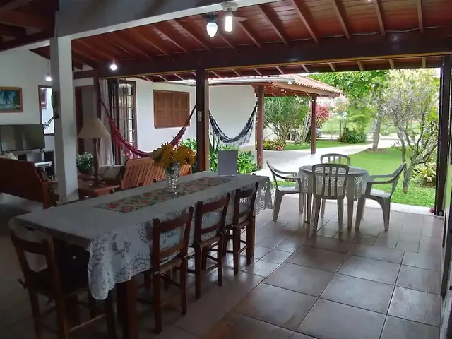 Imagem 7: Casa Espaçosa no Centro de Garopaba-Sc: 4 Quartos, 3 Salas e Localização Privilegiada!