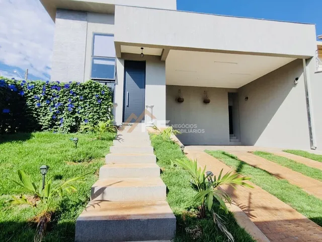 Imagem: A casa possui 2 Dormitórios, 1 Suíte, 2 Banheiros, 4