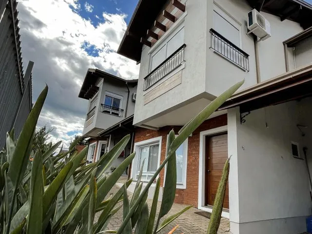 Imagem: Sobrado de três dormitórios no bairro