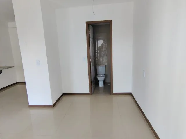 Imagem 4: ALUGO Apartamento 23m² - Graça, quarto, banheiro e varanda vista para rua. Valor da