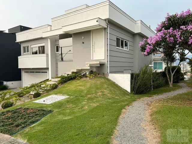 Imagem: A casa possui 4 Dormitórios, 3 Suítes, 3 Banheiros, 2