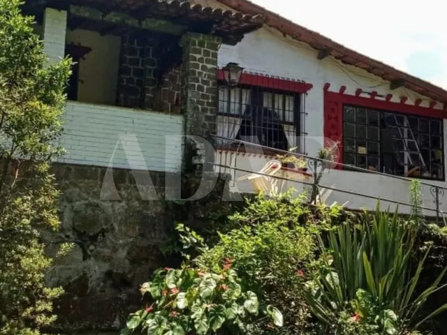 Imagem: Duas casas com total de 9 quartos com 6