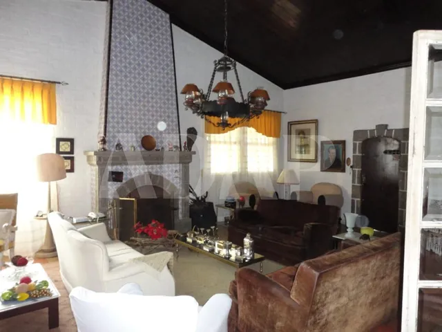 Imagem 4: Duas casas com total de 9 quartos com 6 suítes e 8 vagas de garagem no coração de