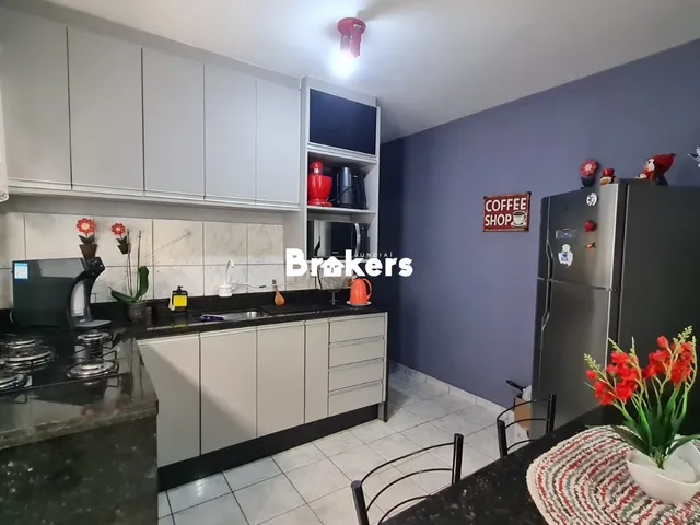 Imagem: A casa possui 2 Dormitórios, 1 Suíte, 1 Banheiro, 2 Vagas