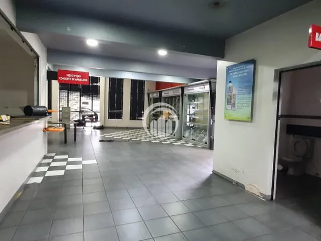 Imagem 3: Prédio Comercial com Estacionamento interno