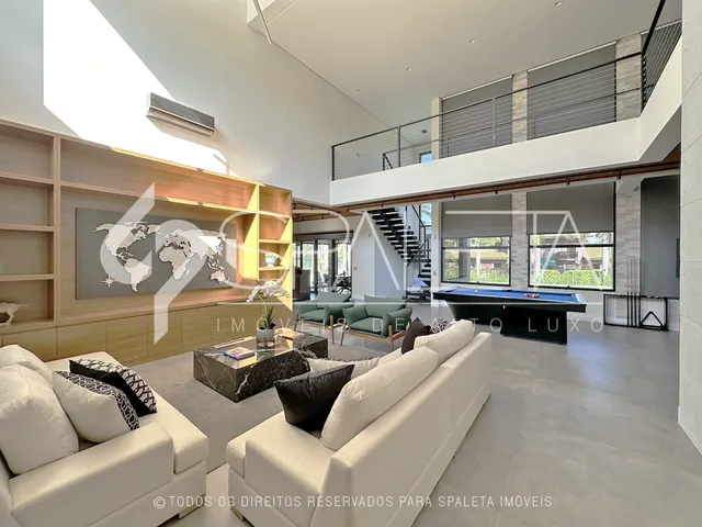 Imagem: Mansão com piscina e quadra de tênis à