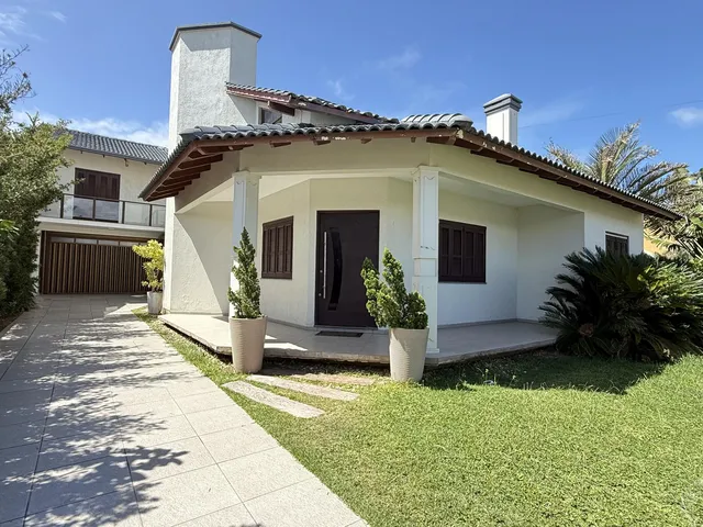 Imagem 2: Espaço, elegância e lazer, tudo isso pertinho do mar, casa com 4 suítes, piscina