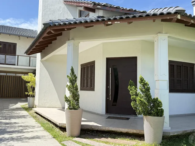 Imagem 5: Espaço, elegância e lazer, tudo isso pertinho do mar, casa com 4 suítes, piscina
