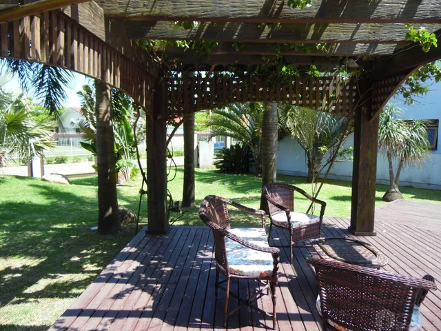 Imagem 9: Espaço, elegância e lazer, tudo isso pertinho do mar, casa com 4 suítes, piscina